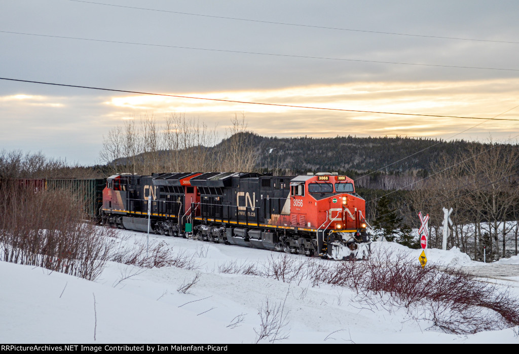 CN 3056 leads 402 at Rivière Hâtée